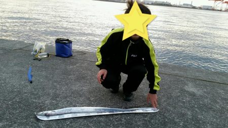 教え子二人に釣りのレクチャー。タチウオ3人で9匹ゲット。